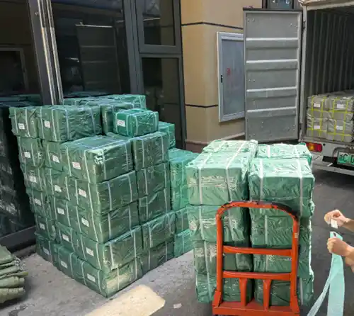 Đơn đặt hàng phần cứng tủ của khách hàng đã được đóng gói và sẵn sàng để vận chuyển